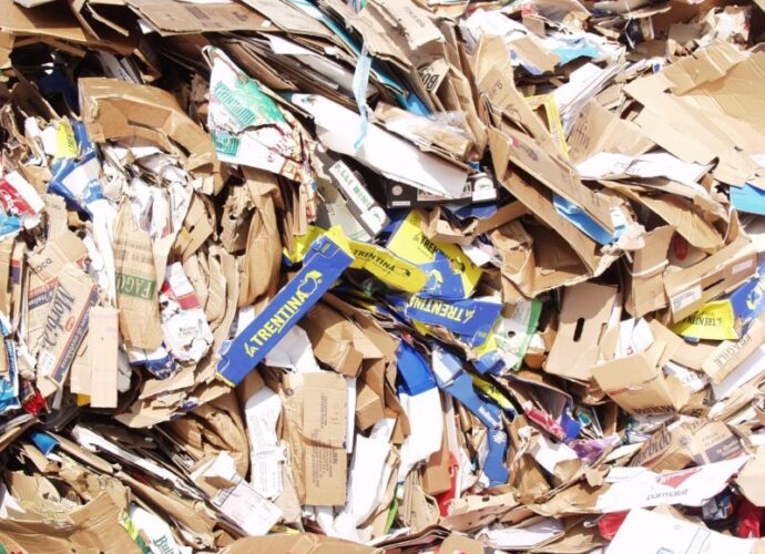 CONAI: dal 2022 diminuiscono i contributi ambientali per carta e plastica