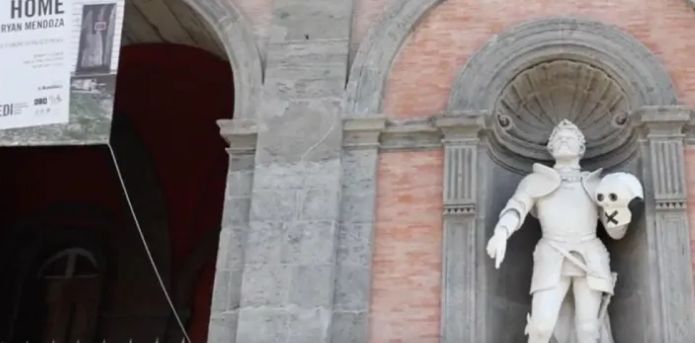 Protesta ambientalista a Napoli: maschere di teschi sulle statue del centro