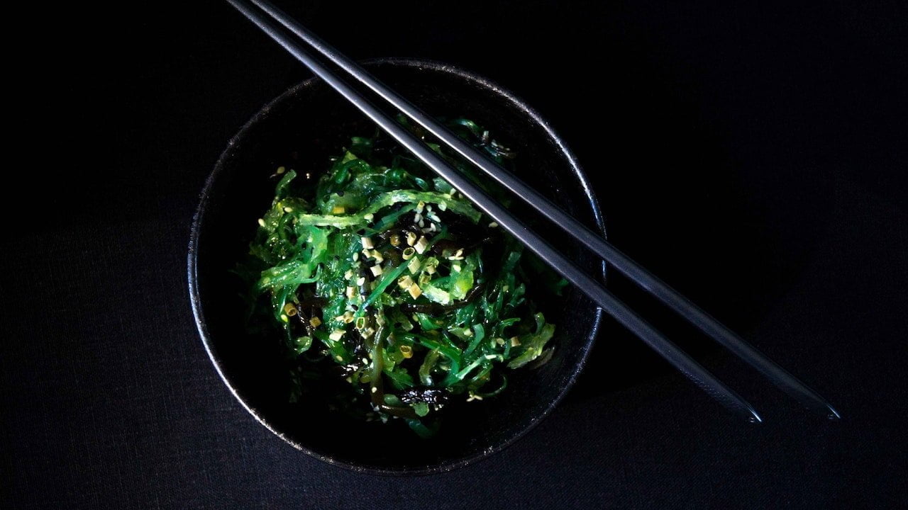 Alga wakame nella cucina giapponese, proprietà e controindicazioni