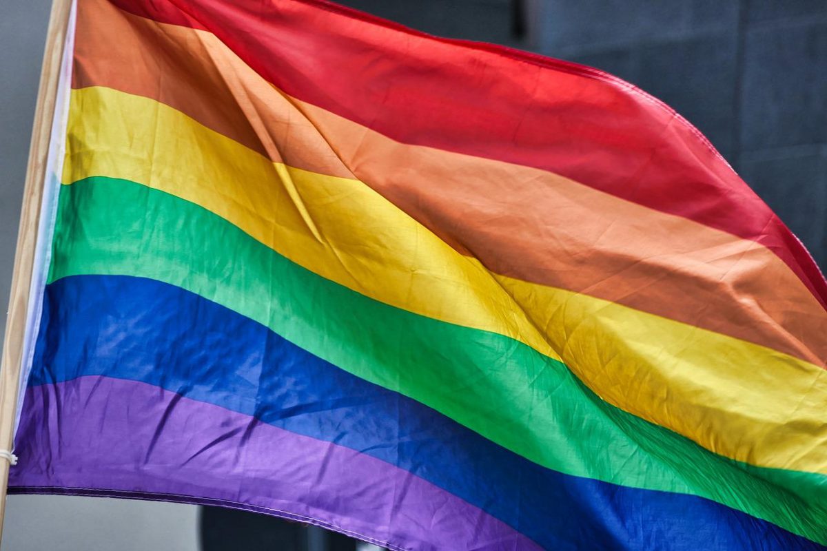 bandiera arcobaleno a sostegno della parità di genere